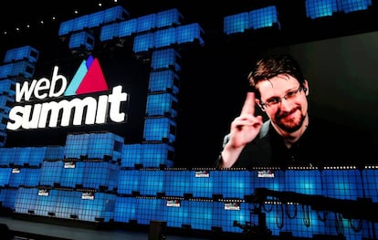Edward Snowden en las pantallas del escenario principal del Web Summit
