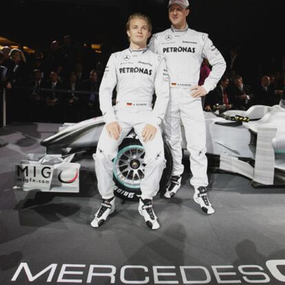 Nico Rosberg y Michael Schumacher, durante la presentación de la escudería alemana