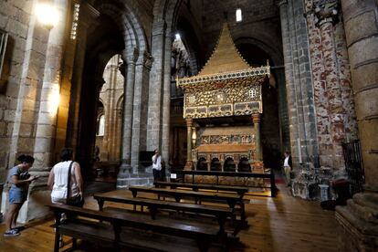Turistas visitan la basílica de San Vicente, situada frente a la muralla de Ávila. Otro de los objetivos del proyecto tecnológico es recabar datos sobre el flujo de los visitantes de la ciudad, sus itinerarios y preferencias.