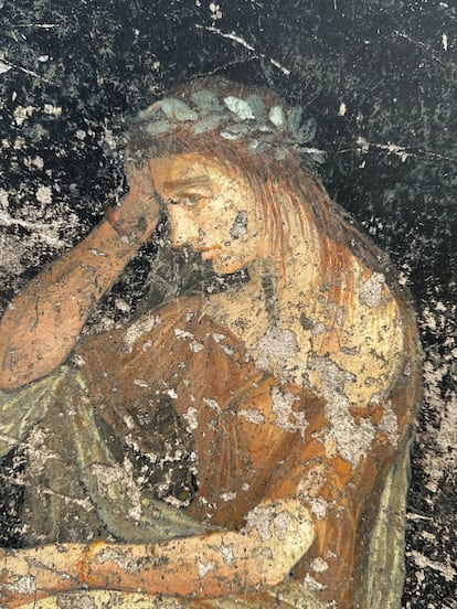 Descubrimiento de un imponente salón de banquetes, de elegantes paredes negras y decorado con frescos con temas mitológicos inspirados en la guerra de Troya.