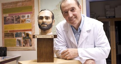 El forense Fernando Serrulla, del Instituto de Medicina Legal de Galicia, con su reconstrucción facial de Blanco Romasanta.