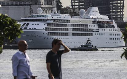 El barco Silver Cloud, donde permanecern las estrellas NBA.