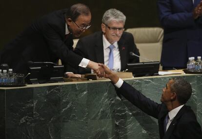El president nord-americà Barack Obama saluda el secretari general de l'ONU, Ban Ki-moon. Obama i el president rus, Vladimir Putin, van abordar la guerra civil a Síria a la cimera, a la qual van traslladar la seva rivalitat.