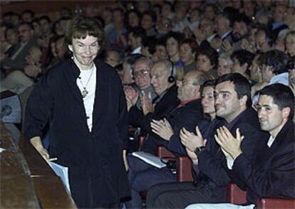 Danielle Mitterrand es aplaudida por los asistentes a la inauguración de la Conferencia de Paz organizada por Elkarri en el Palacio Euskalduna.