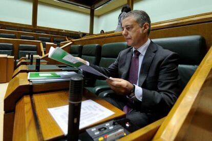 El 'lehendakari' Urkullu, en su escaño en el Parlamento.