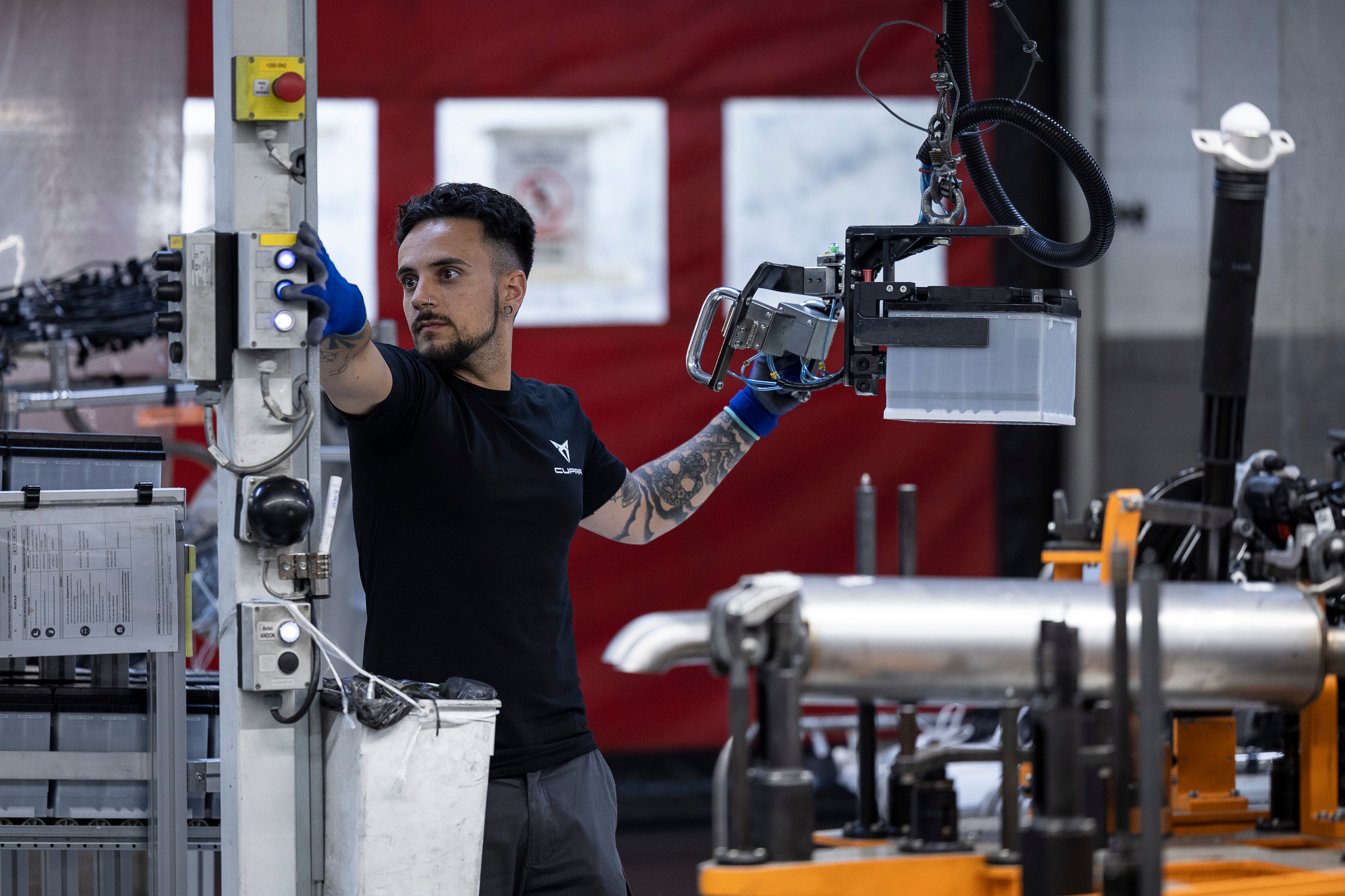 Trabajador de la Fábrica Seat Martorell en la cadena de montaje, el pasado junio.