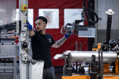 Trabajador de la Fábrica Seat Martorell en la cadena de montaje, el pasado junio.