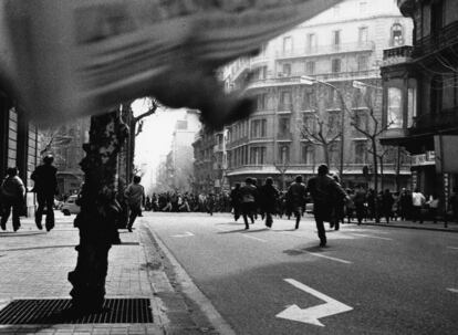 Manifestantes y policías en una calle de Barcelona, durante la Transición. A partir de 1975, sus fotografías se publicaron en medios como 'Triunfo', 'Destino', 'Cambio 16', EL PAÍS, 'Fotogramas' o 'Qué Leer'.
