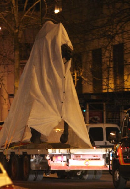 La estatua, cubierta por una enorme pieza de tela, ha sido trasladada luego por las calles de Madrid ante la estupefacción de los viandantes.