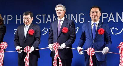 Francisco J. Riberas (centro), en el acto de inauguración una planta de Gestamp en la ciudad de Matsusaka, prefectura de Mie, en Japón.