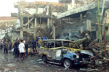 La policía inspecciona las ruinas del club destruido en Bali (Indonesia) en un ataque terrorista, en 2002.