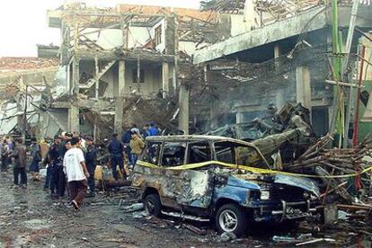 La policía inspecciona las ruinas del club destruido en Bali (Indonesia) en un ataque terrorista, en 2002.