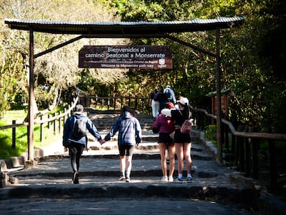 Visitantes en el Sendero de Monserrate un camino que cuenta con más de 1.605 escalones y tiene cerca de 2.350 metros de extensión.