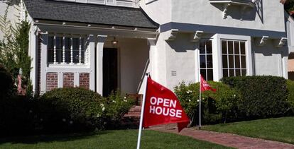 Imagen de una vivienda en venta en un día de puertas abiertas para compradores en Los Ángeles.