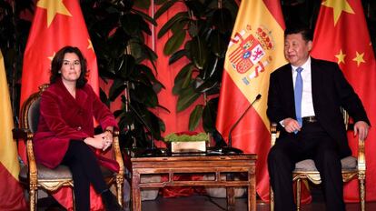 La vicepresidenta del Gobierno, Soraya S&aacute;enz de Santa Mar&iacute;a con el presidente chino, Xi Jinping.