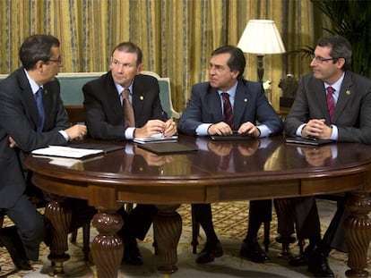 Ibarretxe (segundo por la izquierda), en un momento de la reunión con los diputados generales de Vizcaya, José Luis Bilbao (a su derecha); Álava, Xabier Agirre, y Guipúzcoa, Markel Olano.