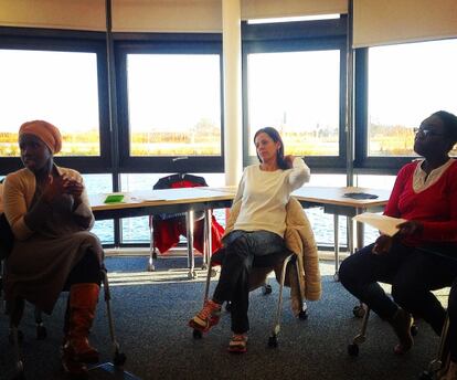 De blanco, Valdena Paulino y a su derecha, Hikma Rabih, en una clase en la Universidad de York.