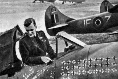 Clostermann se despide en 1945 de su Hawker Tempest V <i>Le Grand-Charles.</i>