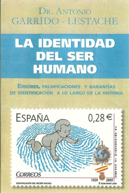 “El día 18 de enero de 1973, en el hospital de El Pino en Las Palmas de Gran Canaria, nacieron dos gemelas que fueron introducidas en incubadoras en el nido, donde ya había otra niña. Al alta, una de las mellizas se le entregó a la madre que había dado a luz a la otra recién nacida, y su hija se unió a la otra melliza. Y así vivieron durante 28 años, hasta que por casualidad una dependienta en una tienda local, cuando vio entrar a la otra melliza, que no la saludó, no salió de su asombro. Propició una entrevista entre las dos, descubriéndose el cambiazo”. Se trata solo de uno de los infinitos casos que documenta el doctor Antonio Garrido-Lestache en su monumental La identidad del ser humano. Errores, falsificaciones y garantías de identificación a lo largo de la historia. Pediatra vocacional, este médico humanista se autoimpuso la tarea de evitar los intercambios de recién nacidos en los hospitales. Por AMELIA CASTILLA