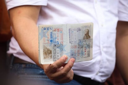 Un miembro del equipo de Juan Guaidó muestra el pasaporte del líder opositor durante el discurso del presidente de la Asamblea Nacional en el barrio Las Mercedes.