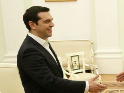 El presidente ruso Vladimir Putin recibe al primer ministro griego Alexis Tsipras