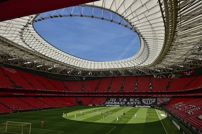 <b>Gradas vacías.</b> ¿Cómo es un partido de fútbol sin afición en las gradas? ¿Y un estadio, como este de San Mamés, en Bilbao, con capacidad para 53.331 espectadores, prácticamente vacío? En la imagen, el Athletic Club y el Real Madrid se enfrentan el 5 de julio en un partido de LaLiga. El silencio casi se puede escuchar.