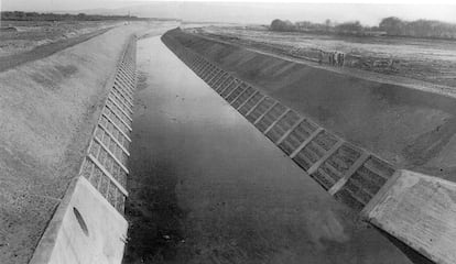 Canal principal construido en la desecación de Antela, en una imagen del libro 'Antela, a memoria asolagada' (Xeráis) de Xosé Luís Martínez Carneiro.