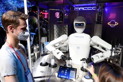 Un robot Macco sirve bebidas en el MWC (Mobile World Congress) en Barcelona el 2 de marzo de 2022