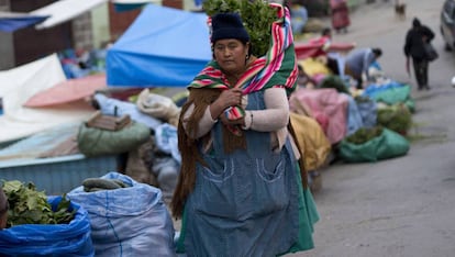 Una mujer en un mercado callejero de La Paz, en Bolivia. 