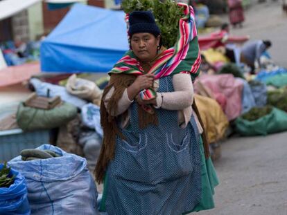 Una mujer en un mercado callejero de La Paz, en Bolivia. 