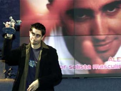 Álex Ubago, galardonado como mejor artista masculino y artista revelación, ayer en la entrega de los Premios Amigo.