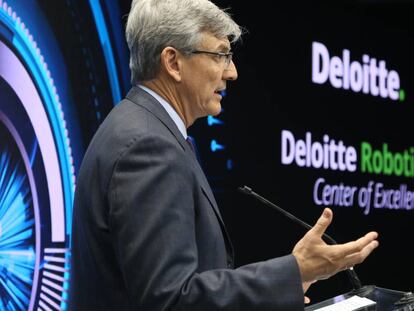 Fernando Ruiz, Presidente de Deloitte España, inaugura el nuevo centro de robótica de la consultora.