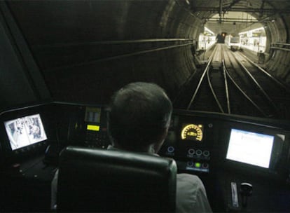 José Luis López, en la cabina del tren a punto de entrar en una estación.