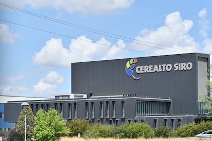 Exterior de la fábrica de Cerealto Siro en Venta de Baños (Palencia).