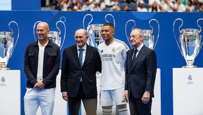 Mbappé poses with Real Madrid president Florentino Pérez and former Real Madrid players Zidane and Pirri during his presentation at the Santiago Bernabéu.