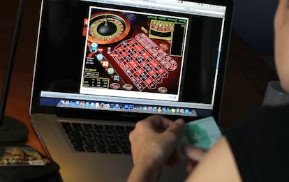 A person places a bet on a casino website