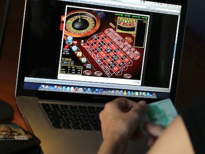 Una persona realiza una apuesta en una pagina web de casinos&#039; online&#039;. 