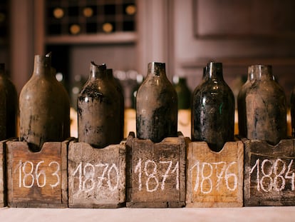 Botellas de varias añadas del siglo XIX abiertas para una cata histórica de Marqués de Riscal.