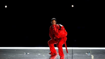 La Riri con las Salomon colaboración con MM6 Maison Margiela actuando en la Superbowl 2023. Supera eso, Rudolf Messner.