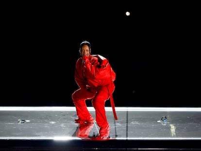 La Riri con las Salomon colaboración con MM6 Maison Margiela actuando en la Superbowl 2023. Supera eso, Rudolf Messner.