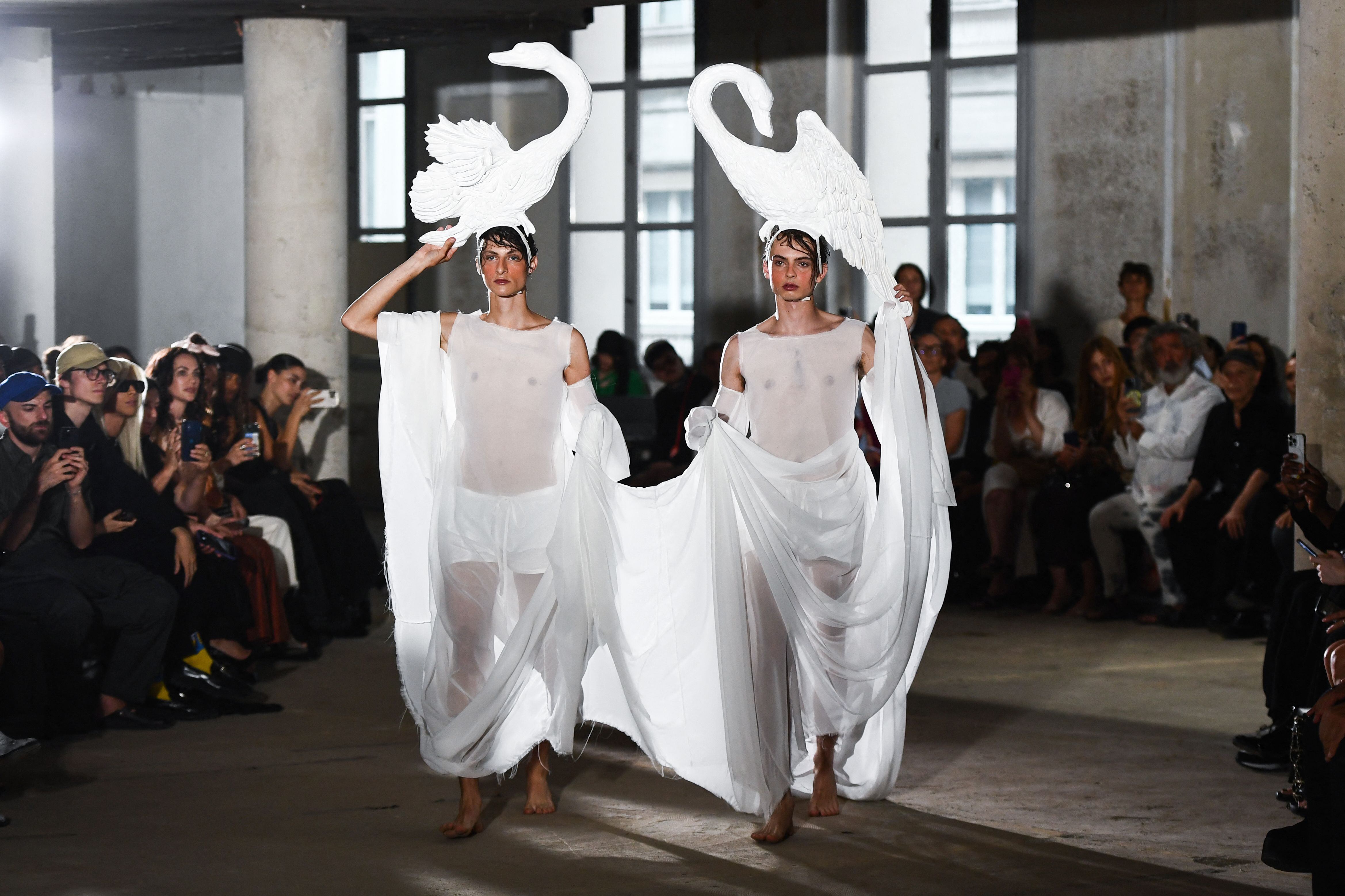 Dos modelos con las propuestas de alta costura para la próxima temporada de Charles de Vilmorin, el 3 de julio en la semana de la moda de París.