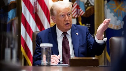 WASHINGTON (United States of America), 26/08/2025.- United States President Donald J Trump participates in a Cabinet Meeting in the Cabinet Room of the White House in Washington, DC, USA, 26 August 2025. (Estados Unidos) EFE/EPA/AARON SCHWARTZ / POOL