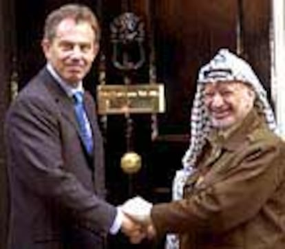 El primer ministro británico, Tony Blair, y el presidente palestino, Yasri Arafat.
