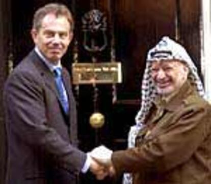 El primer ministro británico, Tony Blair, y el presidente palestino, Yasri Arafat.