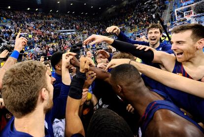 Los jugadores del F.C. Barcelona celebran la victoria tras la final de la Copa del Rey de Baloncesto que Real Madrid y FC Barcelona disputaron en el Gran Canaria Arena.