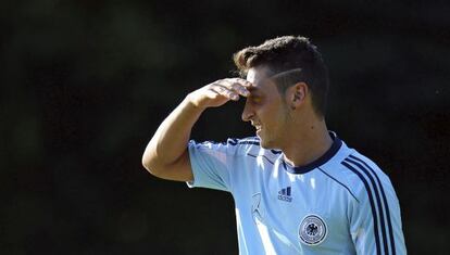 Mesut Özil durante un entrenamiento con Alemania.