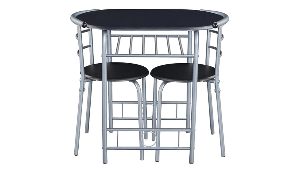 Las sillas quedan recogidas bajo la mesa para ahorrar espacio.