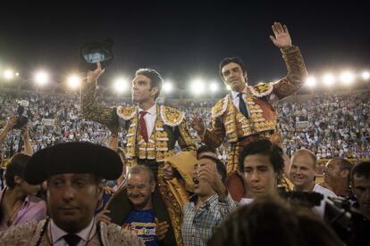 José Tomás (izquierda) y Miguel Ángel Perera, a hombros por la puerta grande.