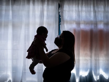 Brenda Betancourt cuida de su pequeña hija después de haber sido internada por covid, en el Estado de México.