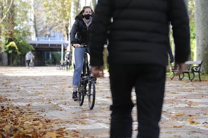 El paseo de la Senda, en Vitoria, cuenta con una acera bici poco marcada en la que suele haber conflicto con los peatones, que cruzan sin mirar.